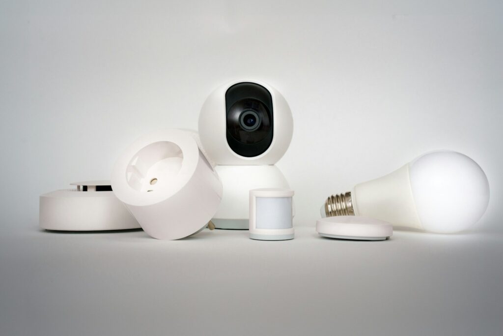 A group of electronic devices sitting on top of a table